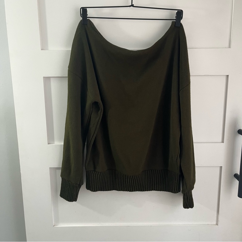 PRETTY LITTLE THING | EUC Olive Green Off-Shoulder Sweater sz L